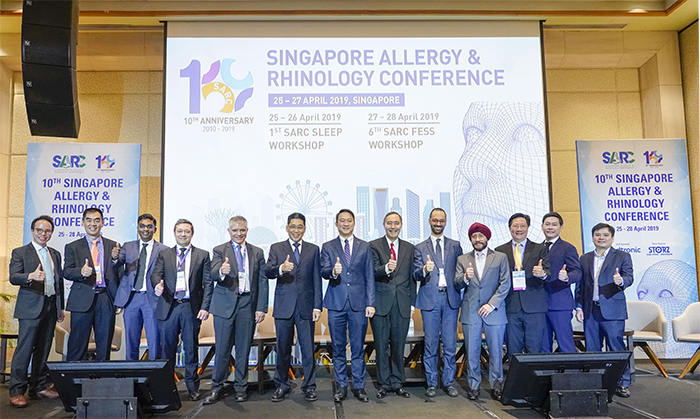 È un riconoscimento per la sua missione educativa e per aver contribuito alla diffusione gratuita della scienza in Asia e in tutto il mondo. Con questa motivazione, lo scorso 25 aprile, il Ministro della Salute della Repubblica di Singapore, Lam Pin Min, ha voluto premiare la Fondazione Internazionale Menarini che, da anni, dà il suo contributo non condizionato alla realizzazione di iniziative scientifiche di altissimo livello in tutto il mondo, rivolgendo una particolare attenzione ai Paesi emergenti. L’occasione è stata la decima edizione della Conferenza Internazionale di Allergia e Rinologia di Singapore, organizzata con il contributo non condizionato della Fondazione Internazionale Menarini, che ha visto la partecipazione dei maggiori esperti mondiali del settore. La cerimonia di apertura dell’evento è stata presieduta proprio dal Ministro della Salute della Repubblica di Singapore che ha voluto ringraziare la Fondazione Menarini per supportare, promuovere e diffondere , con i suoi eventi di altissimo livello, l’educazione scientifica in tutto il mondo. Alla consegna del premio, ritirato dall’Head of Scientific and Medical Affairs della Fondazione Internazionale Menarini, Dr. Giuseppe Caracciolo, hanno partecipato anche i Presidenti del Congresso, Prof. Wang Chin e Prof. Leong Jern-Lin, ed il Dr. Haji Awang Saifulbahri bin Haji Awang Mansor, l’Alto Commissario del Brunei Darussalam nella Repubblica di Singapore